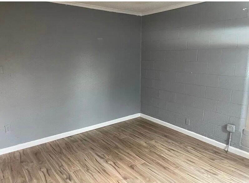 Building Photo - 3217 James Ave