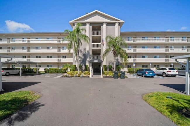 Building Photo - Stunning 2 beds 2 baths condo with lake vi...