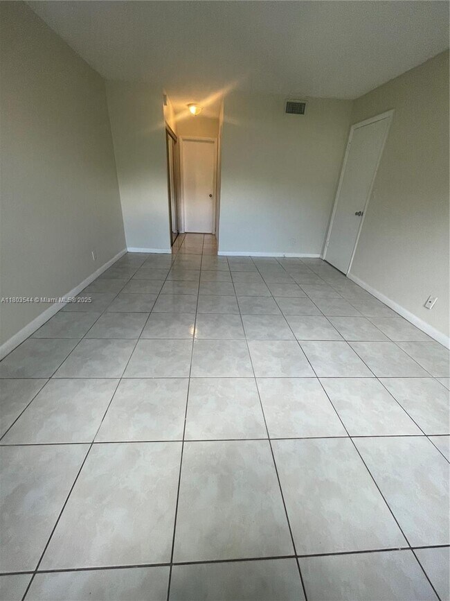 Building Photo - 210 Lakeview Dr