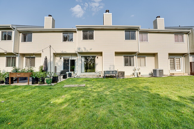 Building Photo - 1633 Hilton Head Dr