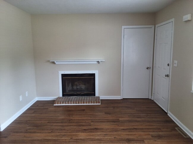 Building Photo - Cozy 2 Bed 1.5 Bath Duplex