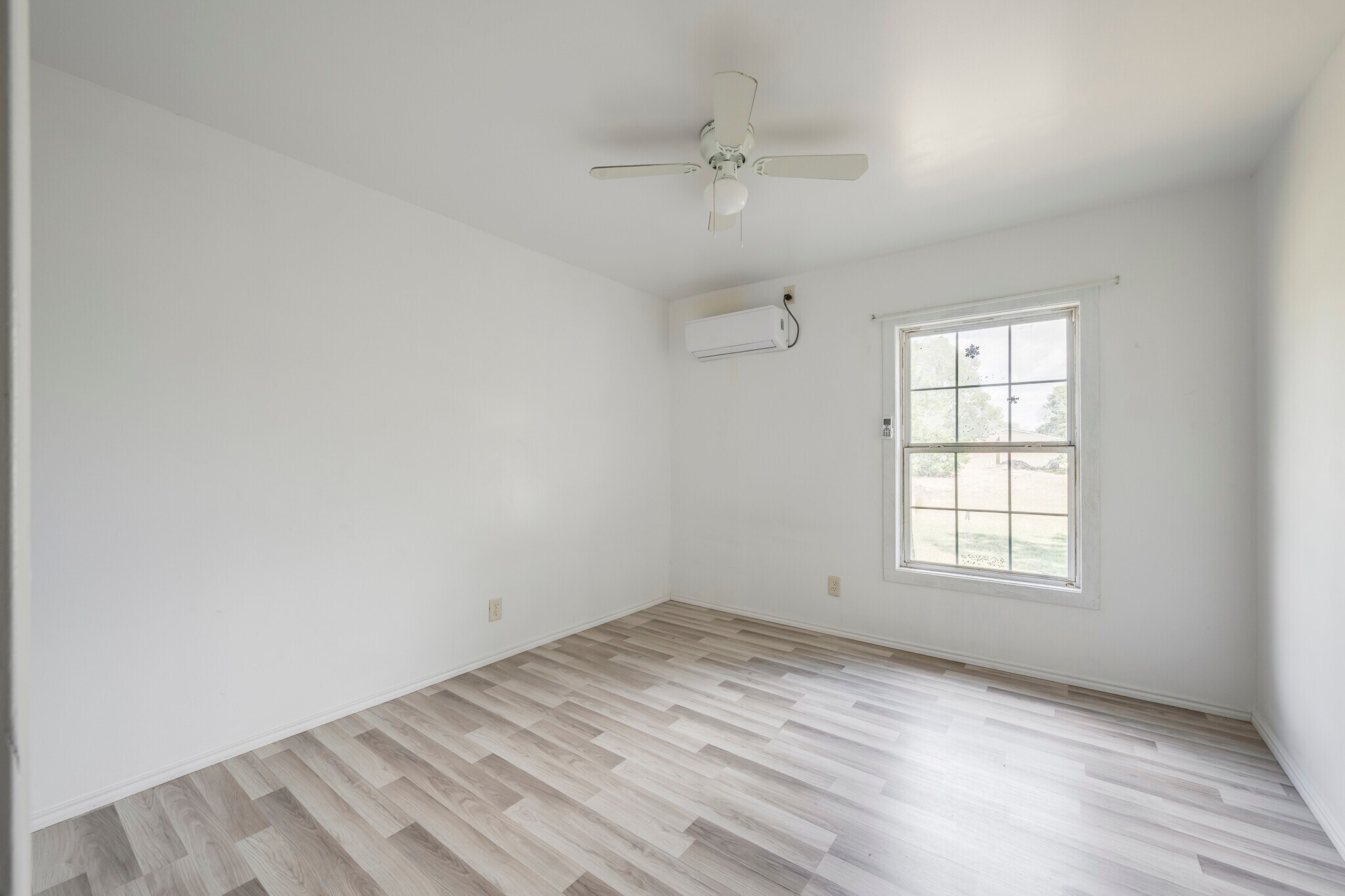 Building Photo - 725 E Morton St