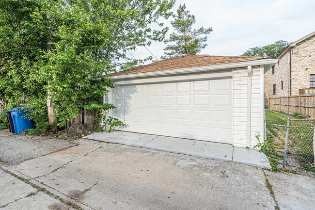 Building Photo - 3304 N Ozanam Ave