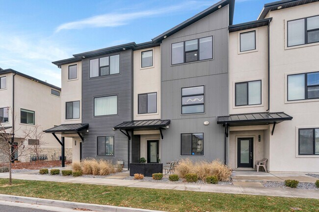 Building Photo - 741 Crystal Crk Rd
