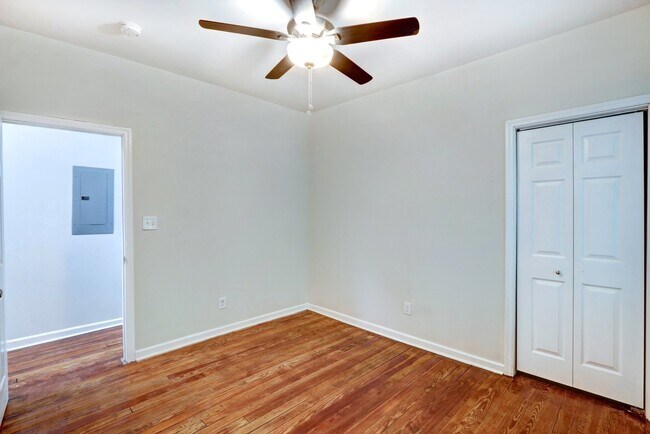 Building Photo - Single family house - within walking dista...
