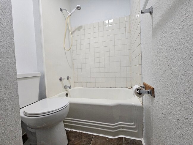 Building Photo - 515 E 11th St