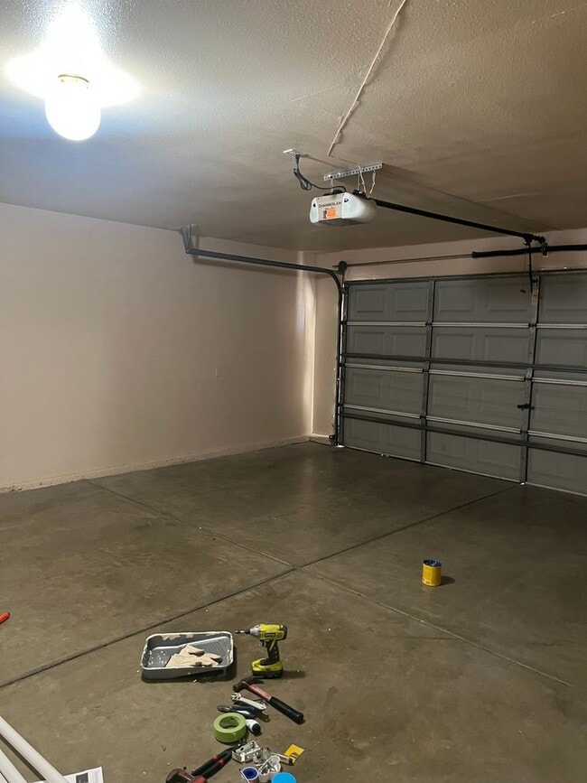 Building Photo - Lovely 3 bedroom 2 bath home in a great neighhborhood