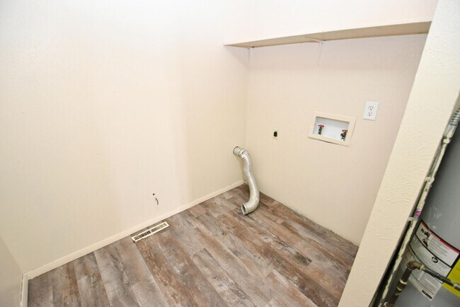 Building Photo - 3 Bedroom 1.5 Bath in North side of South ...