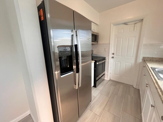 Building Photo - 3121 NE 7th Ave