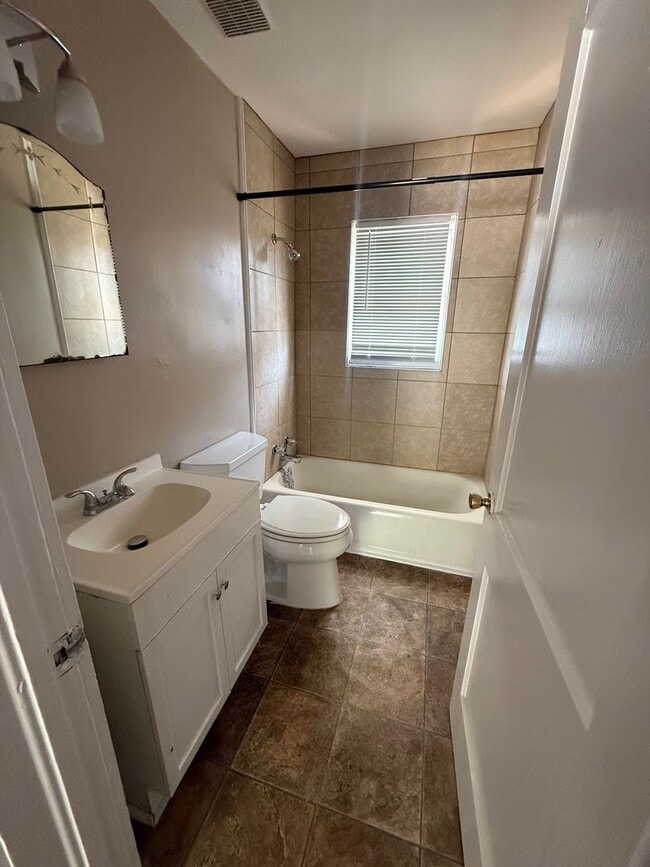 Building Photo - Duplex on Higgs St