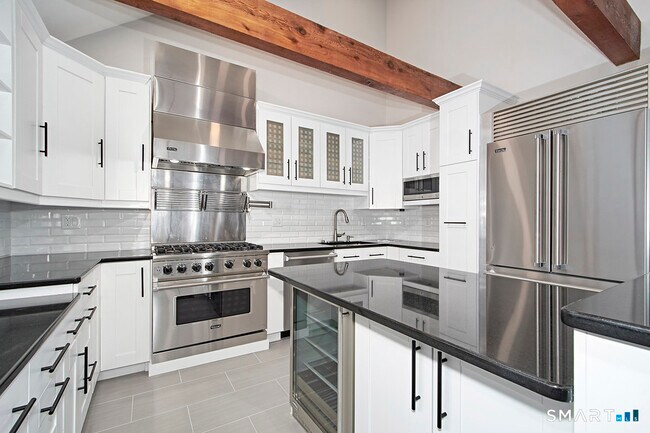 Building Photo - 17 Ferry Ln