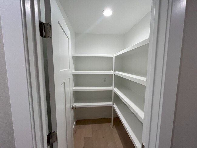 Building Photo - Beautiful, nearly-new 4 bedroom, 2 bath home on a cul-de-sac in the exclusive Lion's Gate neighbo...