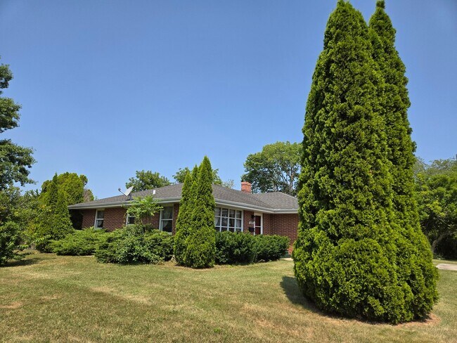 Building Photo - 592 Donna Dr