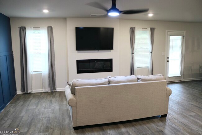 Building Photo - 204 River Meadow Dr
