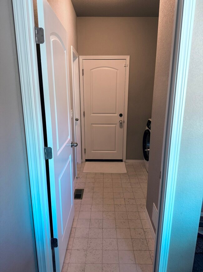 Building Photo - 9958 Golf Crest Dr