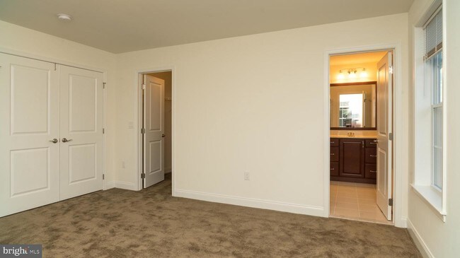 Building Photo - 2 PEACOCK Way