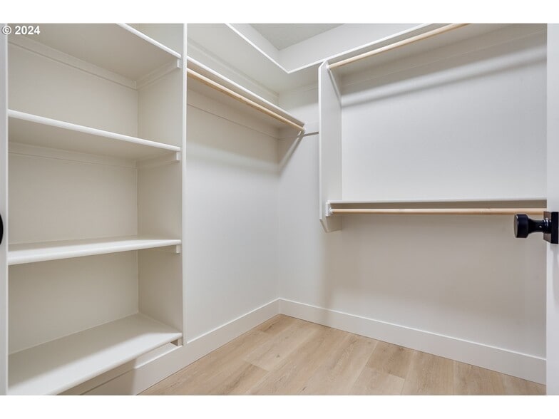 Building Photo - 10001 NE 44th Ct