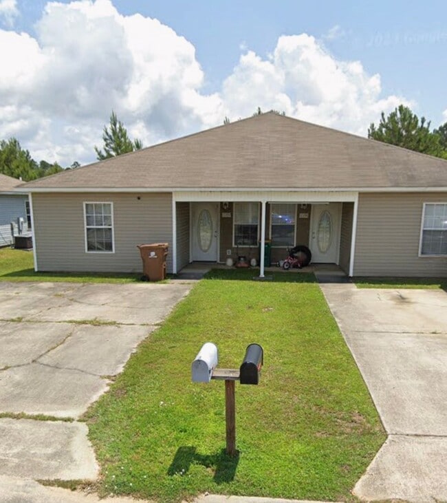 Building Photo - 3-bedroom, 2-bath duplex North Biloxi