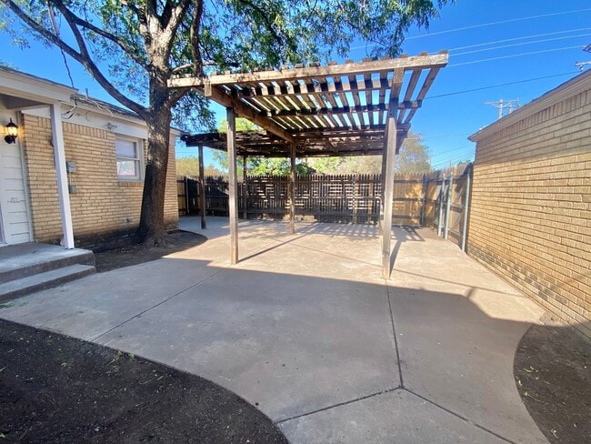 Building Photo - NOW PRE-LEASING FOR JULY: 4 bed 2 bath 2car garage in Tech Terrace
