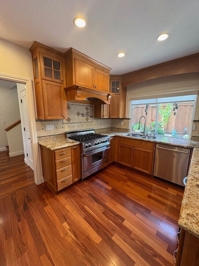 Building Photo - Los Gatos Family Townhome Ready for Move i...