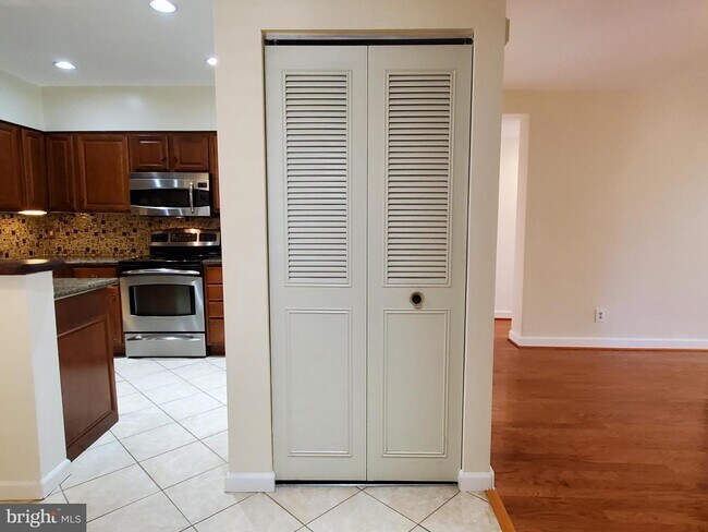 Building Photo - 6050 California Cir