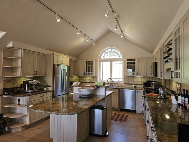 Building Photo - 6748 Henrys Rd