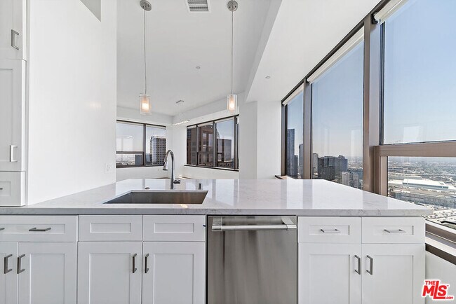 Building Photo - 1100 Wilshire Blvd