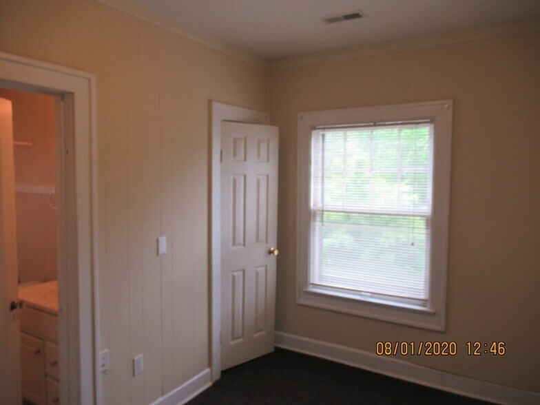 Building Photo - 719 E 7th St