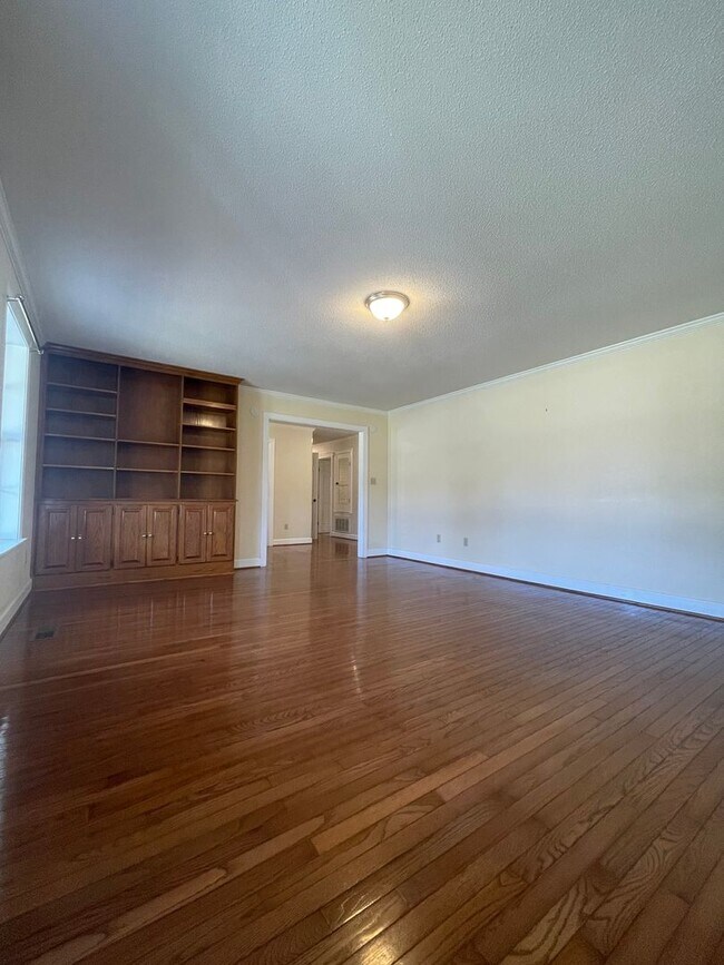 Building Photo - Spacious country home for lease