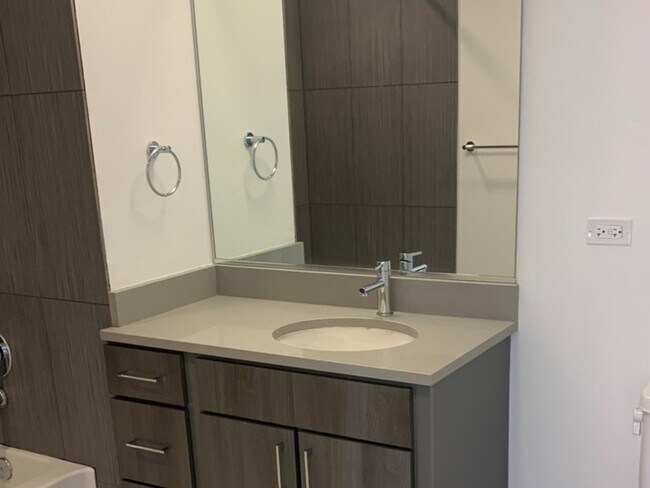 Building Photo - 847 Chicago Ave