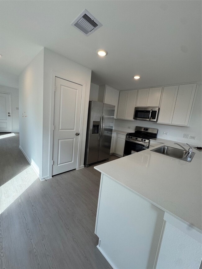 Building Photo - 3080 Fantasy Ter Dr