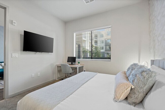 Building Photo - 500 W Broadway Rd