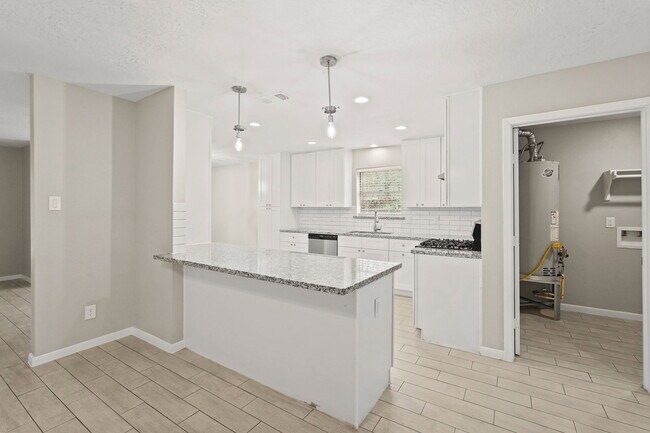 Building Photo - 105 Navajo Dr