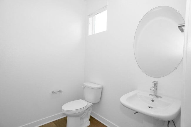 Building Photo - Gorgeous brand new townhome in 3Roots! End...