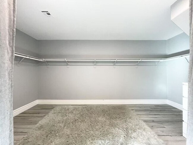 Building Photo - Welcome to a stunning 4-bedroom, 3-bath Home