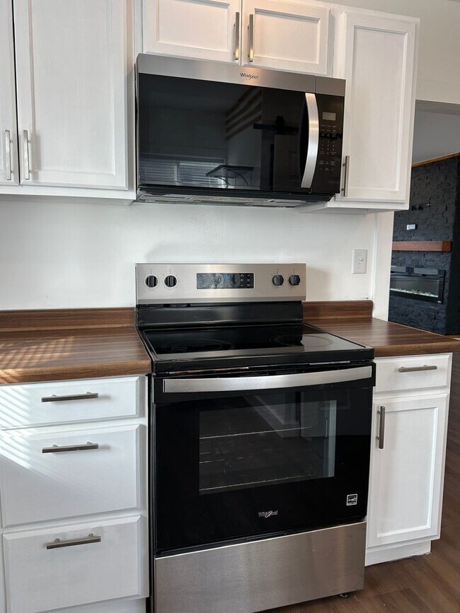 Building Photo - Immediate Move-In! Renovated 2BR House Near Ball State w/ Fireplace & Outdoor Space