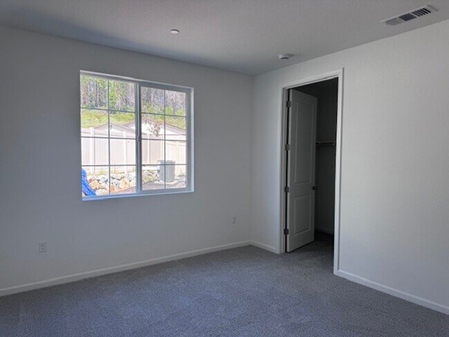 Building Photo - Lovely, spacious and brand new construction at the new Loma Rica Ranch