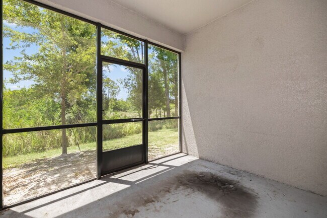 Building Photo - "Spacious 4-Bed Oasis with Granite Charm in Lutz!"In a gated community with 2 Cars garage