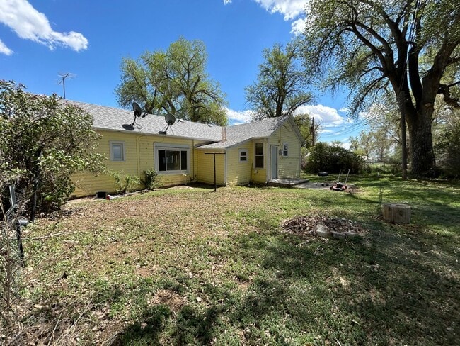 Building Photo - 2 Bed 1 Bath Large House with Fenced Yard and Washer Dryer Hookups