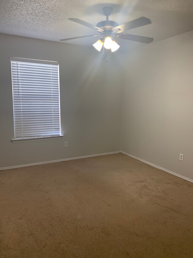 Building Photo - Affordable 3/2 House