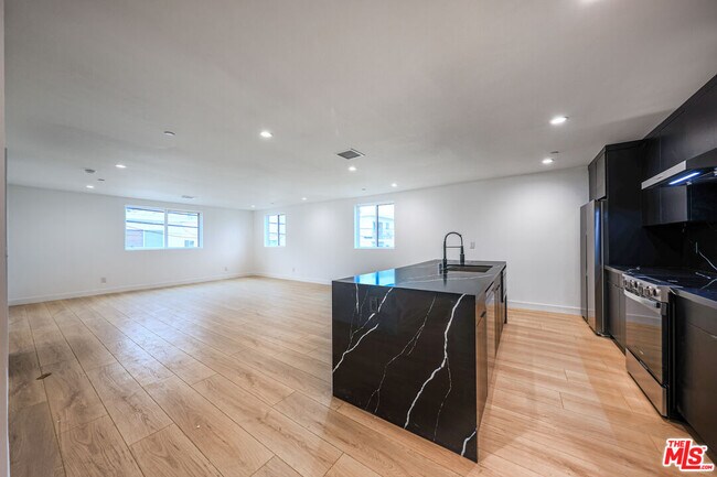 Building Photo - 1525 S Carmelina Ave
