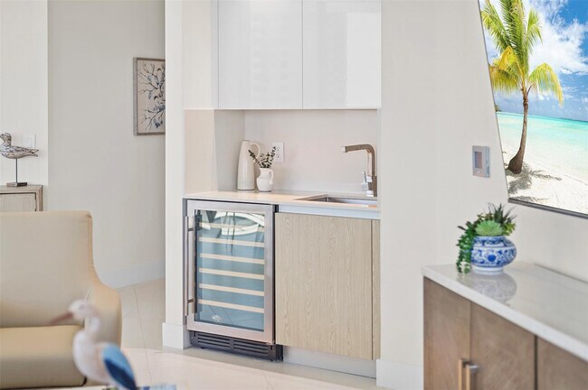 Building Photo - 3100 N Ocean Dr