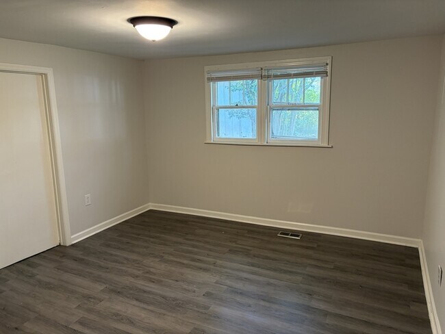 Building Photo - 2 Bed / 1 Bath Rental House in Huntsville, AL 35811