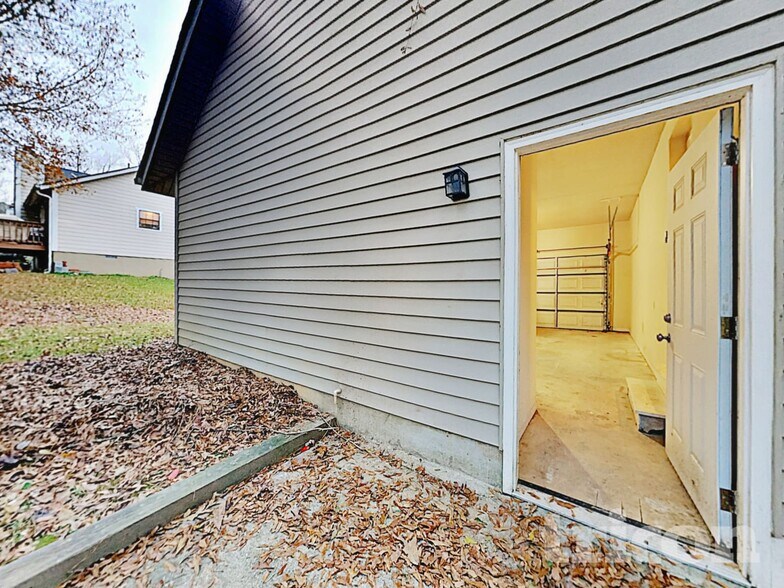 Building Photo - 2466 Red Barn Rd