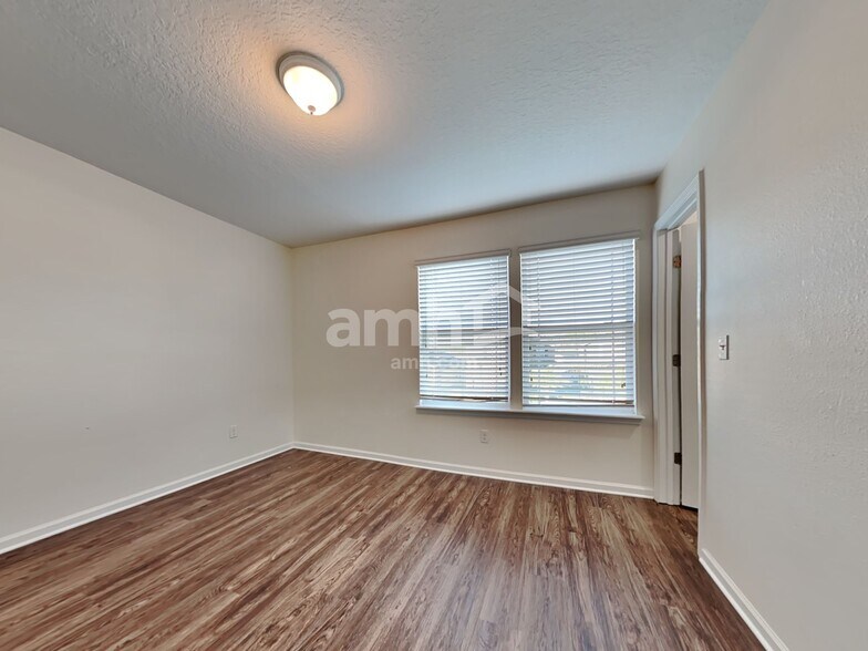 Building Photo - 917 Glendale Ln