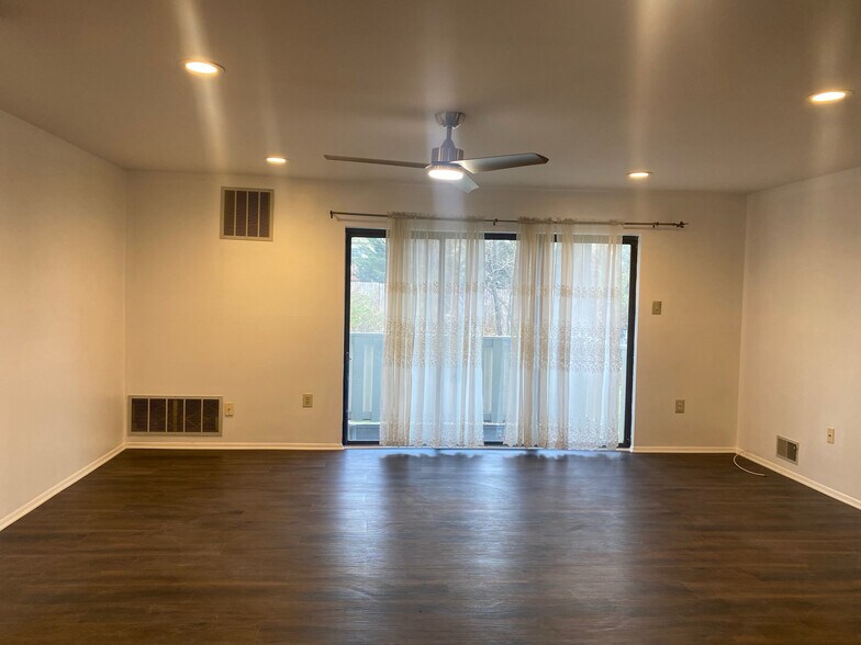 Living Room - 1903 Jefferson Ct