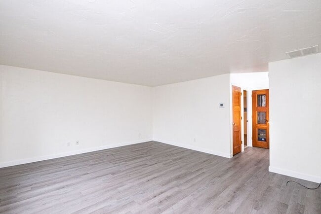 Building Photo - Milwaukie Duplex with Garage