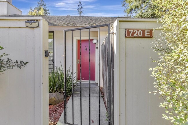 Building Photo - Charming 2 Bed 2 Bath Sunnyvale Condo with Vaulted Ceilings and Patio