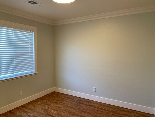 Building Photo - 3 Bedroom, 1 Bathroom Home in N. Highlands