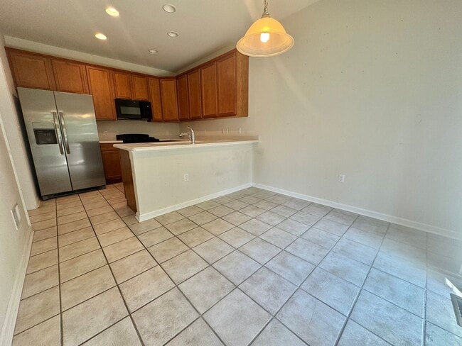 Building Photo - Spacious 3BR/2.5BA Townhome in Desirable B...